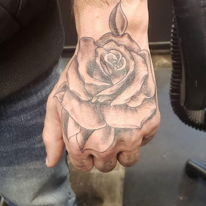 Тату на кисти руки мужские вид роза